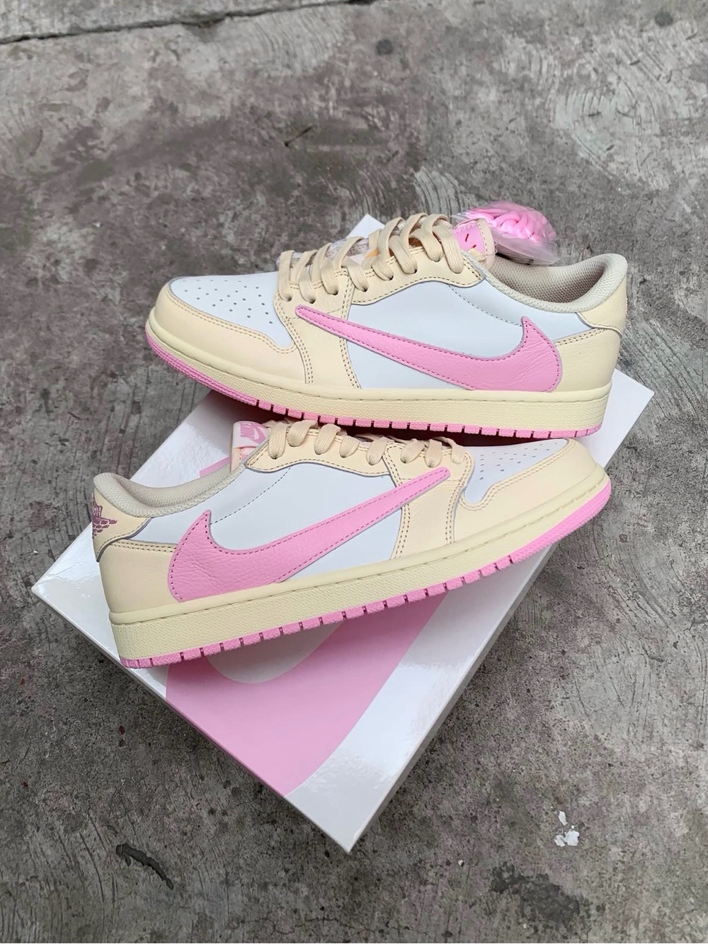 Travis Scott Women's Low-Top Sneakers in Pink and Cream